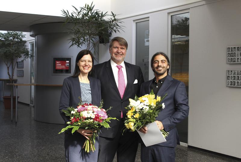 Neu ernannte Professoren: Dr. Yvonne Görlich und Dr. Youssef Shiban (rechts) mit Hochschulpräsident Prof. Dr. Frank Albe.