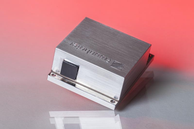Miniaturized wavelength tunable μEC-QCL with emission wavelengths in the mid-infrared range and a high scanning frequency up to 1 kHz.