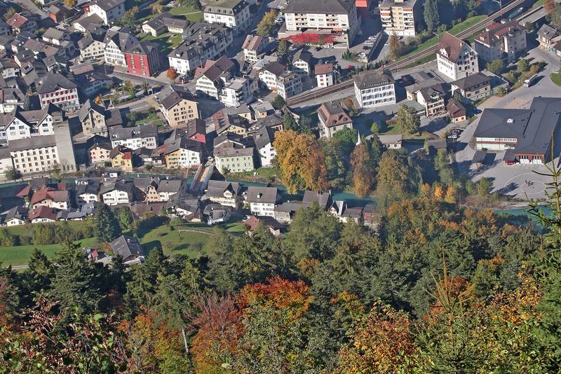 Biologische Vielfalt bietet Sicherheit für den Menschen: In Bergregionen schützen Wälder Siedlungen und Infrastrukturen vor Steinschlag, Murgängen und Lawinen.