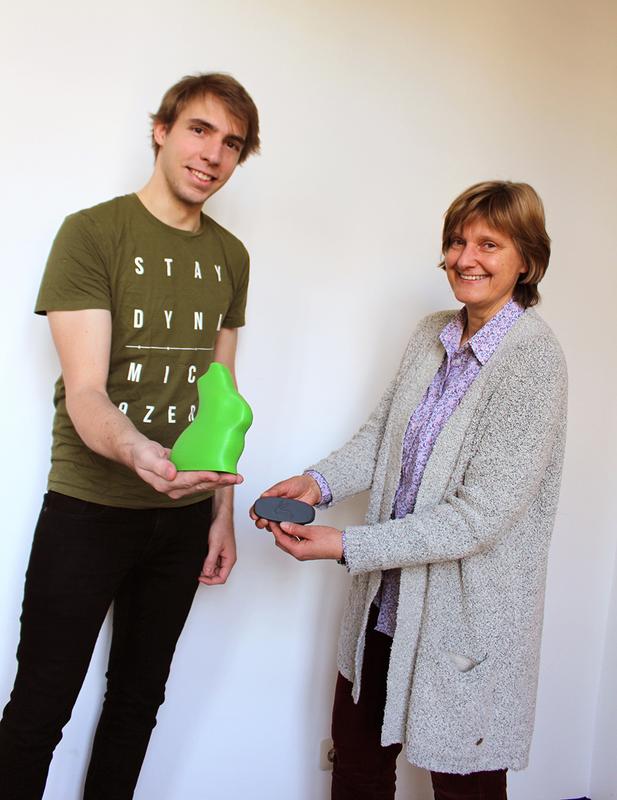 „Ostern wird grün! - Zumindest mit dem Türstopper ‚Green Rabbit‘“: Davon sind Ron Köller und Prof. Dr. Elke Schweers von der Hochschule Osnabrück überzeugt. 