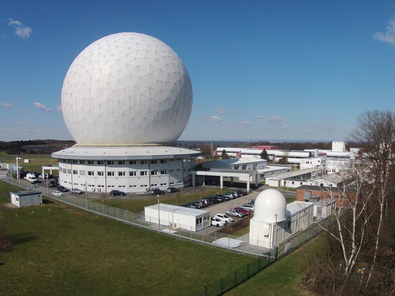 The space observation radar TIRA (left) and the transmit shelter (right) of the space surveillance radar GESTRA.