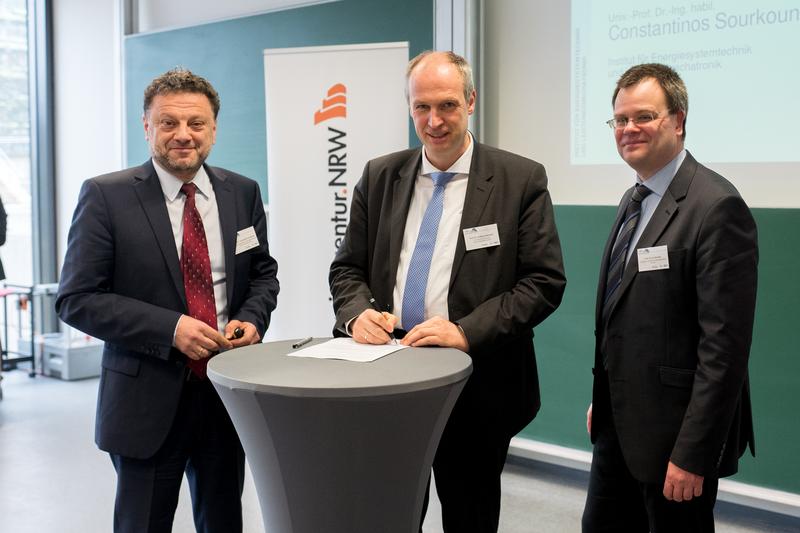Sie haben mit der Absichtserklärung die weitere enge Zusammenarbeit besiegelt: Constantinos Sourkounis, Andreas Ostendorf und Jan Wenske (von links)