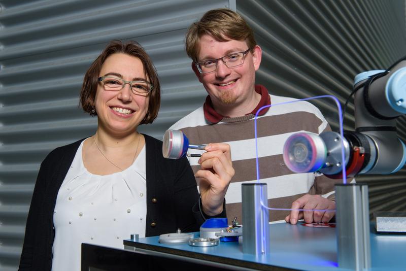 Die Ingenieurin Susanne-Marie Kirsch und ihr Forscherkollege Felix Welsch (r.) arbeiten im Team von Professor Stefan Seelecke an einem neuartigen Sauggreifer, der ohne Druckluft auskommt.