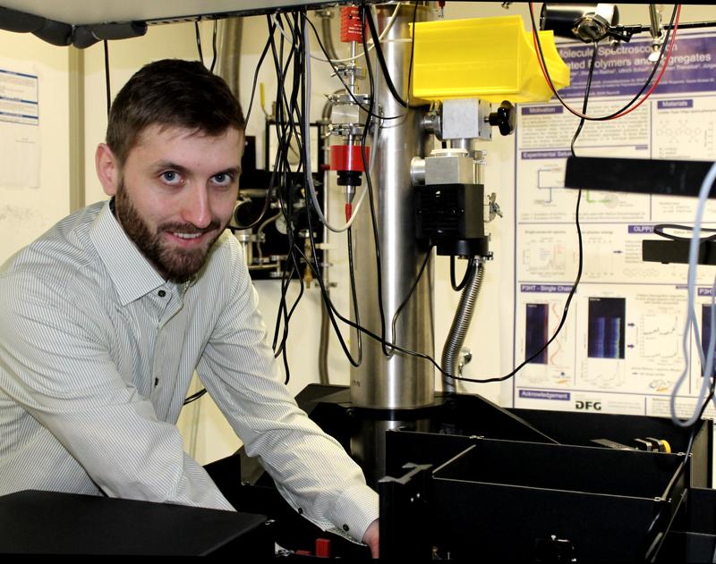 Dominic Raithel M.Sc. bei der Vorbereitung eines Experiments in einem Laserlabor der Universität Bayreuth.