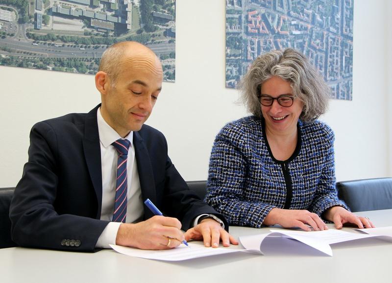 Andreas Zaby, Präsident der HWR Berlin, und Vizepräsidentin Susanne Meyer schließen Kooperationsvertrag mit der Bundesagentur für Arbeit über ein neues Förderstudium 