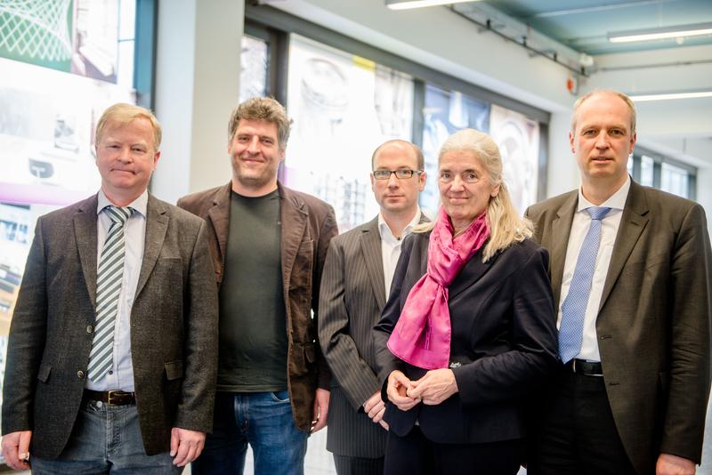 Kollegeröffnung am Horst-Görtz-Institut: die Professoren Jörg Schwenk, Gregor Leander und Thorsten Holz mit Ministerin Isabel Pfeiffer-Poensgen und Forschungs-Prorektor Andreas Ostendorf (von links)