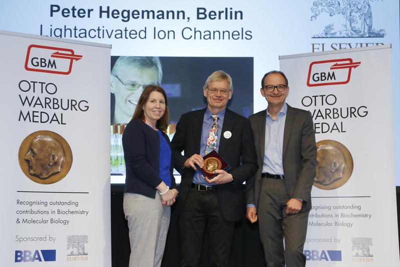 Awarding of the Otto-Warburg-Medal: Dr. Andrea O'Brien (Elsevier), awardee Prof. Peter Hegemann, GBM president Prof. Johannes Herrmann (f.l.t.r.)