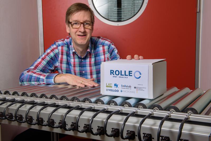 Professor Matthias Nienhaus entwickelt mit seinem Team Förderrollen, die mitdenken und miteinander kommunizieren. Hierzu machen die Forscher die Motoren in jeder einzelnen Rolle zum Sensor.