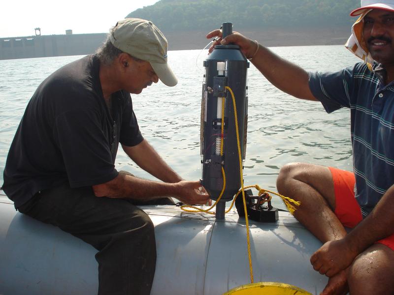 Wajih Naqvi (links) entnimmt Wasserproben aus dem Supa-Stausee, Karnataka, Indien.