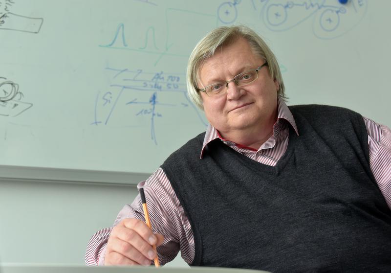 Prof. Dr. Yuri Kivshar ist zu Gast an der Friedrich-Schiller-Universität und forscht zusammen mit den Jenaer Physikern auf dem Feld der Nanophotonik.
