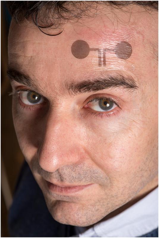 Francesco Greco mit temporärer Tattoo-Elektrode. 