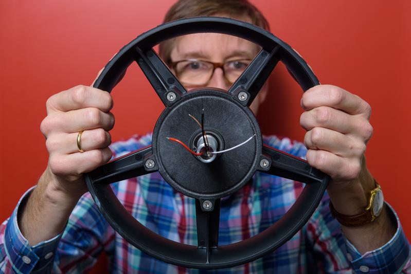 Allein anhand von Daten, die beim Drehen in den Motoren der Räder anfallen, steuern Professor Matthias Nienhaus und sein Team die Räder gezielt an. 