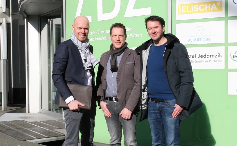 Die beiden Pflegix-Gründer und Geschäftsführer Tim Kahrmann (l.) und Andreas Helget (r.) mit Investor Thomas Wötzel vor dem ZBZ Witten