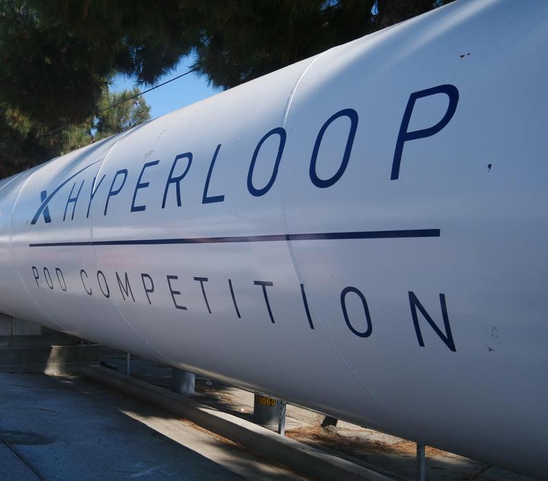 Hyperloop Tube: Durch diese Röhre soll die Transportkapsel eines Tages fliegen