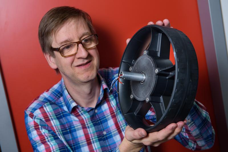 Matthias Nienhaus and his research group are developing a technology that not only allows wheels to ‘know’ when and how to rotate, but also enables them to work together in interactive teams.
