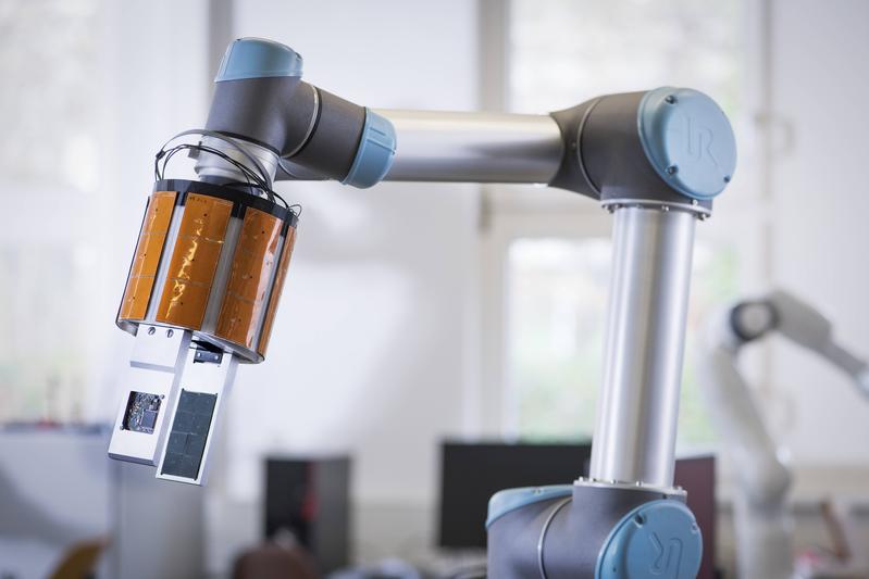 Robotergreifarm mit taktilen Näherungssensoren: Die multimodale Sensorik verbesserte die Kooperation zwischen Mensch und Roboter – und macht sie sicherer. 