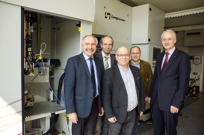 Der Forschungsschwerpunkt Leichtbau der Hochschule Landshut - vertreten durch vier der beteiligten Professoren und Hochschulpräsident Prof. Dr. Karl Stoffel - erhält eine Förderung von 650.000 Euro.