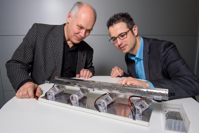 Prof. Stefan Seelecke (l.) and Steffen Hau will be exhibiting a model of their vibrating conveyor system at Hannover Messe.