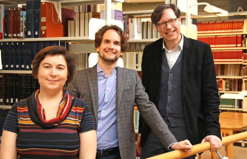 (v.r.) Prof. Dr. Gernot Michael Müller gemeinsam mit Dr. Raphael Schwitter und Dr. Katarzyna Jazdzewska.