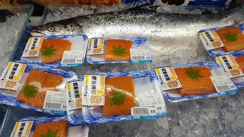 Salmon packed in the cooling shelf of a high-end supermarket in Shanghai/China. Kiel researcher developed a new method for tracing protein sources of farmed and wild salmon. 