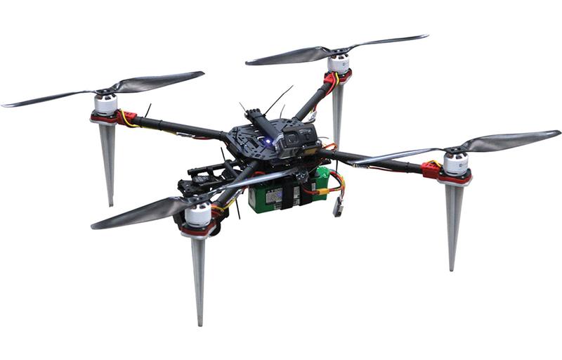 Sensoren ermöglichen einen unfallfreien Flug der Drohne durch die Fabrikhalle.