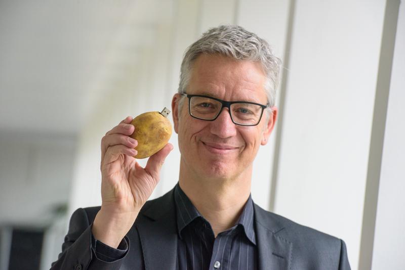 Professor Wolfgang Maaß und sein Forscherteam wollen dazu beitragen, dass Bauern und Lebensmittelproduzenten bei der Kartoffelproduktion besten Nutzen aus den Daten ziehen, die hier anfallen.