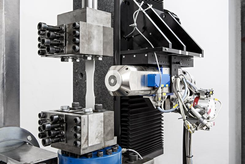 For the first time, a new method combines mechanical testing of a component under realistic loads with a radiographic examination.