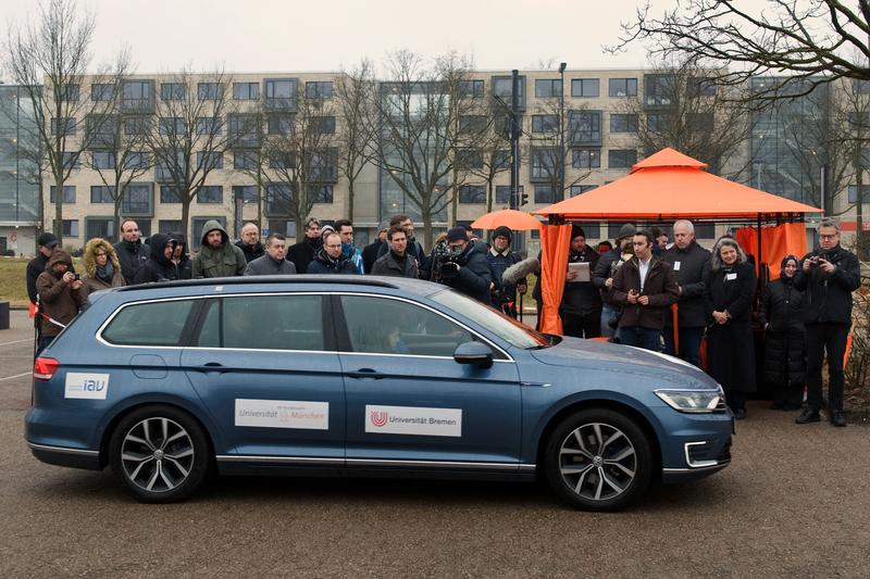 Wissenschaftlerinnen und Wissenschaftler der Universität Bremen präsentieren ihre Forschungsergebnisse zum autonomen Fahren. 