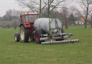 Das Ausbringen von Gülle auf Feldern und Wiesen sorgt für hohe Nitratwerte im Grundwasser. Forscher arbeiten an Filtermethoden für das Drainagenwasser von Äckern. 