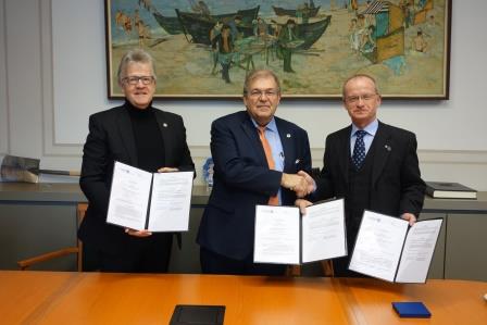 V. l.: Prof. E. Mohr (Dekan der AUF der Uni Rostock), Prof. W. Schareck (Rektor der Uni Rostock) und Prof. Th. C. Mettenleiter (Präsident des FLI) unterzeichneten eine Kooperationsvereinbarung.