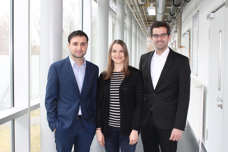 Teamarbeit in der Physikalischen Chemie an der Universität Bayreuth: Doktorand Fabian Nutz M.Sc., Alexandra Philipp M.Sc. und Prof. Dr. Markus Retsch. 