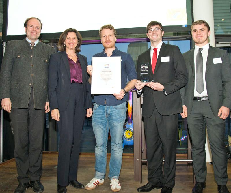 Staatsministerin Ilse Aigner überreichte den Medical Valley Award an das JMU-Team (v.l.) Professor Lorenz Meinel, Dr. Christoph Steiger, Chris Hopper und Cornelius Hermann.