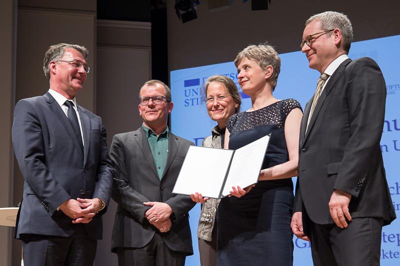 Auszeichnung mit dem Deutschen Hochschulbaupreis: Staatssekretär Gunther Adler, Architekt Paul Grundei, Simone Schöck (Schöck-Stiftung), Architektin Stephanie Kaindl, Kanzler Matthias Scholz (v. l.) 