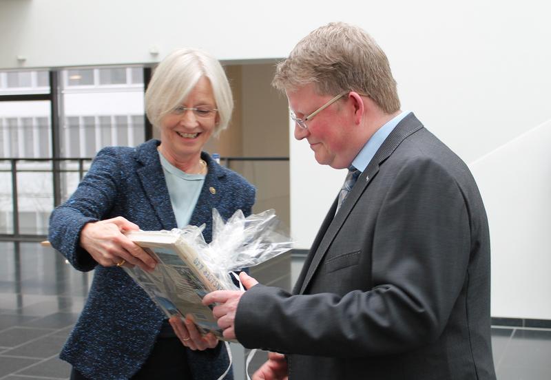 Einen Bildband über die A40 erhielt Prof. Thomas Evers als Andenken an seine Autofahrten zur Arbeitsstelle in Bochum von hsg-Präsidentin Prof. Anne Friedrichs.