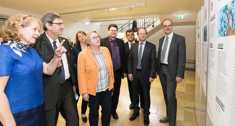 Wissenschaftsministerin Theresia Bauer (Bildmitte) ließ sich im Anschluss an die Kick-off-Veranstaltung durch die Posterausstellung führen, die das Verbundprojekt InnoSÜD darstellt.