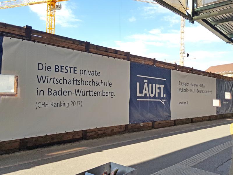Beste private Wirtschaftshochschule in Baden-Württemberg (CHE-Ranking 2017): Die ISM Stuttgart hat ihren Banner am Stuttgarter Hauptbahnhof enthüllt. 