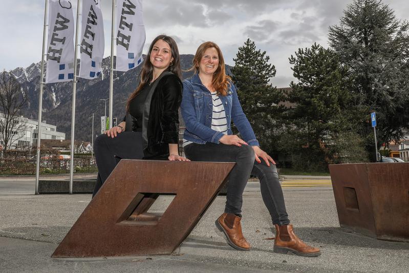 Noëlle Bottoni und Barbara Krummenacher, beide Wissenschaftliche Mitarbeiterinnen HTW Chur, engagieren sich als Mentorinnen im nationalen Projekt «Swiss TecLadies» von der SATW (v.l.n.r.).