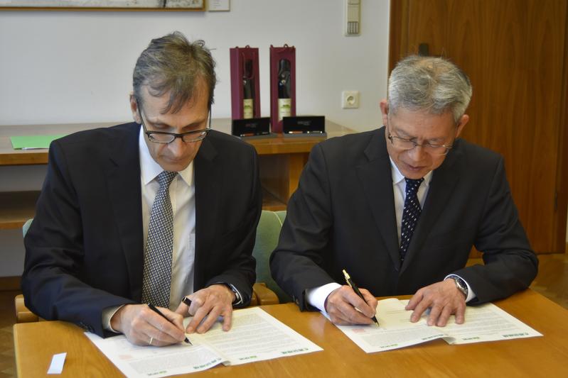 Prof. Dr. Andreas Graner, Geschäftsführender Direktor des IPK und Prof. Dr. Masahiro Yano, Generaldirektor des Institute of Crop Science NARO, beim Unterzeichnen des Memorandum of Understanding. 