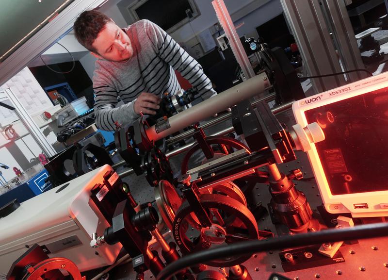 Der Physiker Dr. Stephan Gräf an einem Ultrakurzpulslaser in einem Labor am Otto-Schott-Institut für Materialforschung der Universität Jena. 