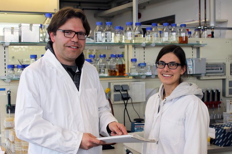 PD Dr. Ralf Braun und Jana Deisel M.Sc. in einem Labor der Bayreuther Zellbiologie. 