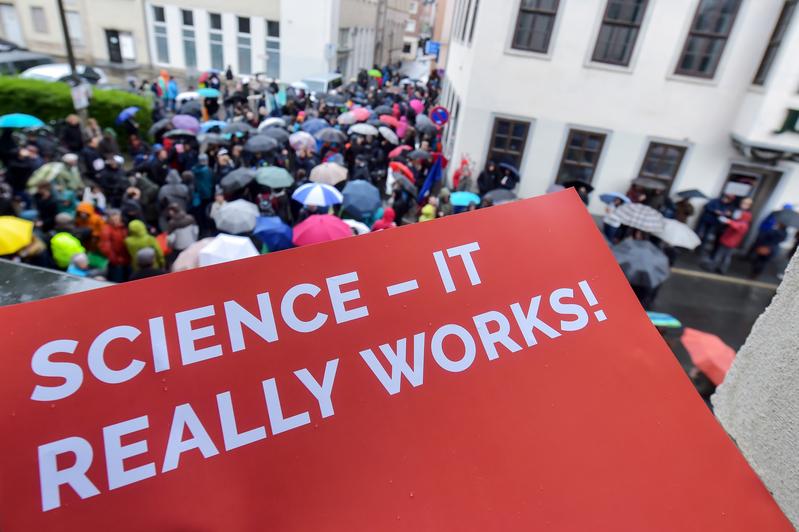 Der „March for Science“ hat 2017 über 1.000 Menschen alleine in Jena auf die Straße gebracht. Das Thema ist auch 2018 aktuell, wie eine Podiumsdiskussion am 12. April in der Uni Jena zeigen wird.
