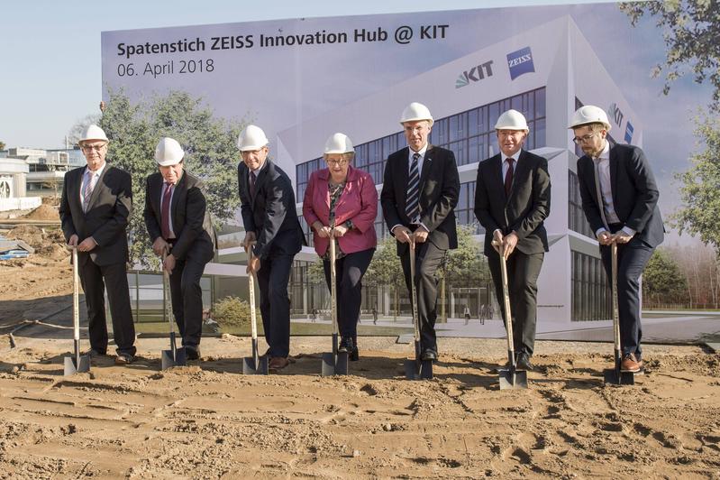 Spatenstich zum ZEISS Innovation Hub @ KIT mit Ministerin Theresia Bauer (Mitte), Präsident Holger Hanselka (rechts davon) und Vorstand Michael Kaschke (links davon)
