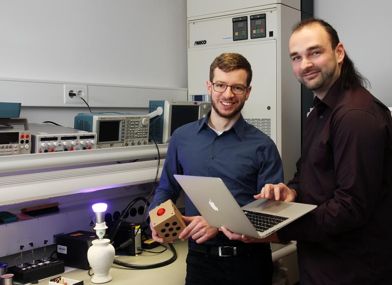 Johannes Kölsch (li.) und Christopher Heinz arbeiten daran, Geräte unterschiedlicher Hersteller einfacher zu vernetzen.