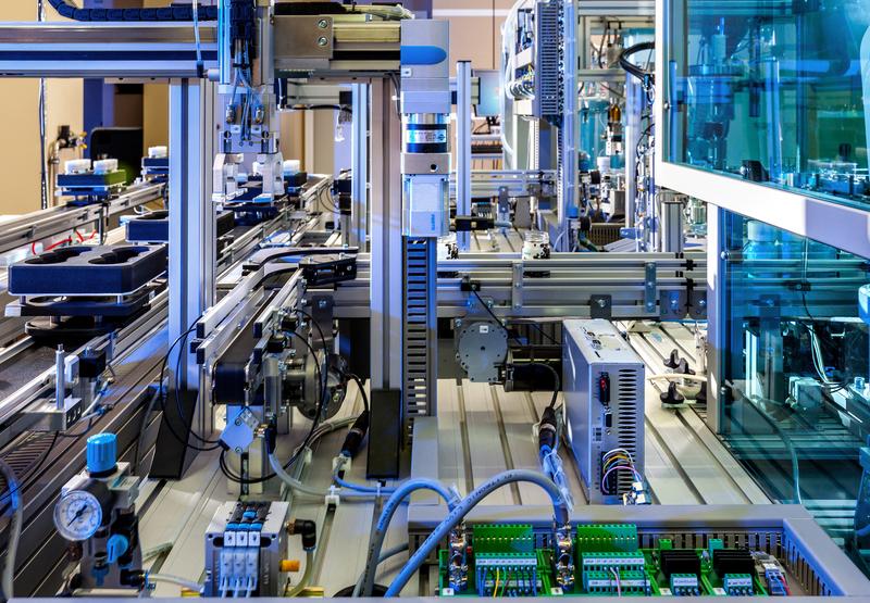 "Developments are moving towards highly networked, intelligent logistics and production processes": Model factory of the Fraunhofer IOSB.
