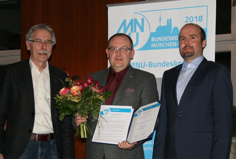 Der Preisträger Tino Hempel zwischen Gerhard Röhner, MNU-Bundesvorstand Informatik, und Jens Kerber, Kompetenzzentrum Informatik Saarland (v.l.n.r.). 