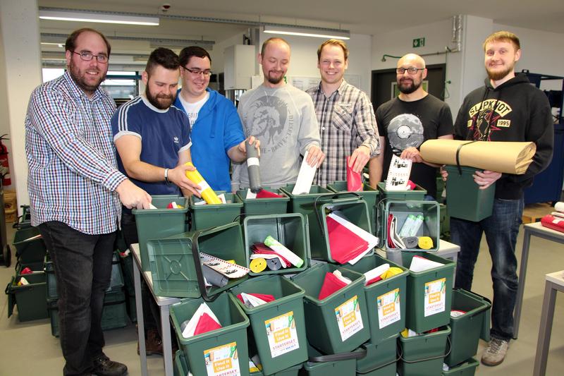 Vor dem Start des Feldversuchs hat Projektmitarbeiter Tobias Althoff (l.) gemeinsam mit Studenten und Kollegen die Starter-Sets für die sechsfach sortierten bunten Beutel zusammengestellt.