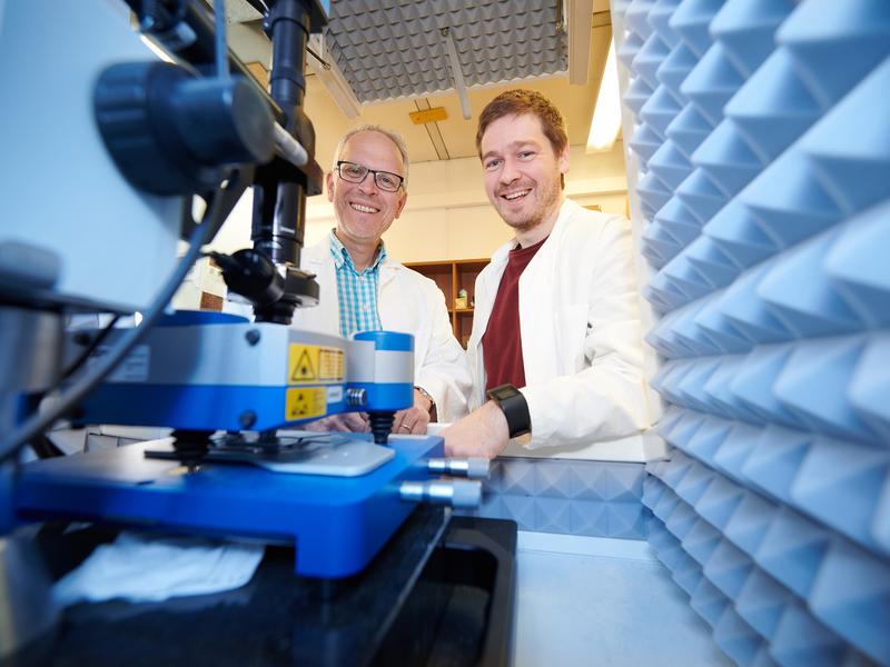 In the lab: Prof. Michael Famulok (left) and Dr. Julián Valero from the Life & Medical Sciences (LIMES)-Institute at the University of Bonn at an atomic force microscope.