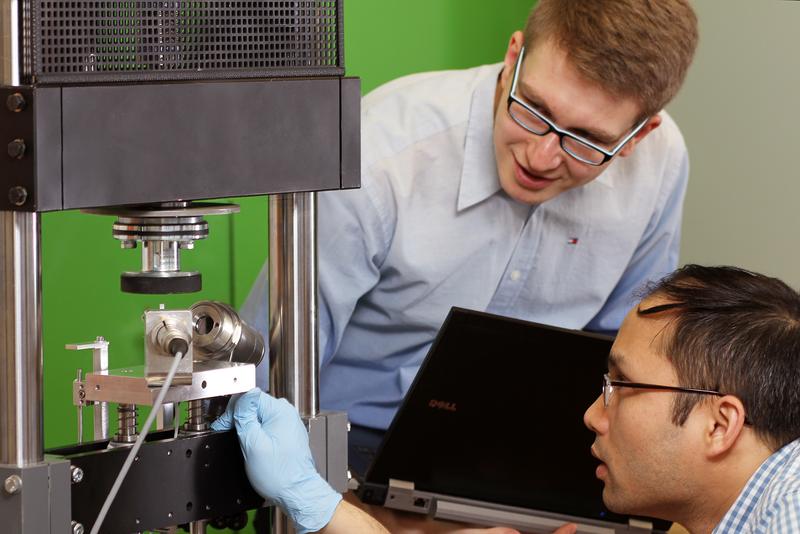 The researchers Nicholas Ecke (left) and his colleague Dong Hoa Vu are analysing the properties of the plastics produced in their own laboratories. 