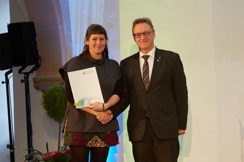 Prof. Gerd Helget gratuliert Stefanie Bürger zum Abschluss ihres Referendariats.