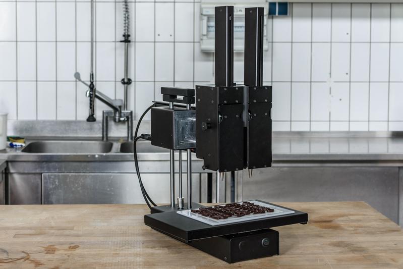 Abb. 1: Weltweit erstes Mehrkopf 3D Food Printing System, mit dem bereits erfolgreich verschiedene Lebensmittel aus mehreren Komponenten hergestellt werden konnten